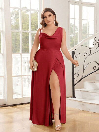 Vestido Plus Size com Decote Assimétrico e Fenda Alta- Elegância e Poder